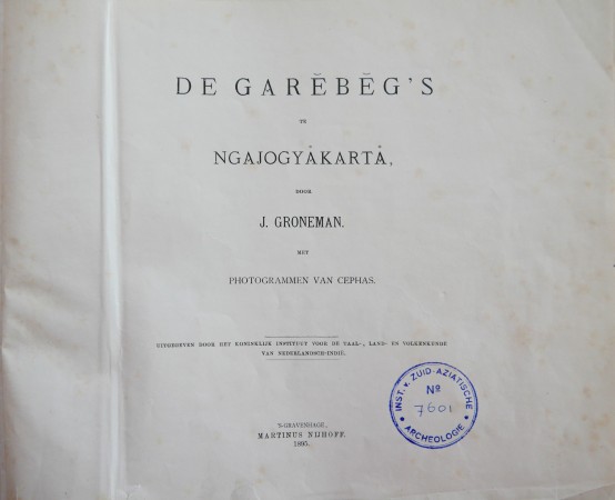 First  cover of 'DE GAREBEG'S TE NGAJOGYÅKARTÅ DOOR J. GRONEMAN MET PHOTOGRAMMEN VAN CEPHAS.'