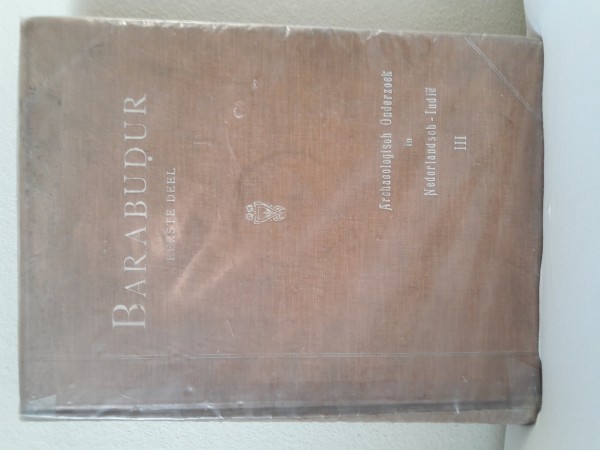 First  cover of 'BESCHRIJVING VAN BARABUDUR. EERSTE DEEL. ARCHAEOLOGISCHE BESCHRIJVING DOOR N.J. KROM.'