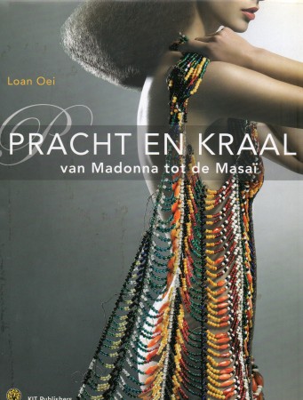 First  cover of 'PRACHT EN KRAAL. VAN MADONNA TOT DE MASAÏ. (Hardback edition).'