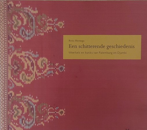 First  cover of 'EEN SCHITTERENDE GESCHIEDENIS. WEEFSELS EN BATIKS VAN PALEMBANG EN DJAMBI.'