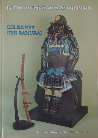 First  cover of 'DIE KUNST DER SAMURAI. ERSTES EUROP&AumlISCHES SYMPOSIUM. DEUTSCHES KLINGENMUSEUM, SOLINGEN.'