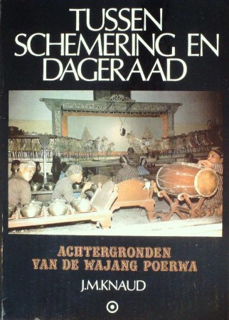 First  cover of 'TUSSEN SCHEMERING EN DAGERAAD. ACHTERGRONDEN VAN DE WAJANG POERWA.'