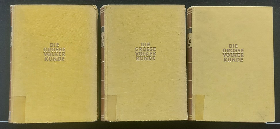 First  cover of 'DIE GROSSE VÖLKERKUNDE - SITTEN, GEBR&AumlUCHE UND WESEN FREMDER VÖLKER. 3 Volumes.'