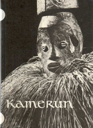 First  cover of 'KAMERUN. DIE HÖFISCHE KUNST DES GRASSLANDES.'