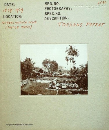 First  cover of 'TOEKANG POTRET, 100 JAAR FOTOGRAFIE IN NEDERLANDS-INDIË 1839-1939/'