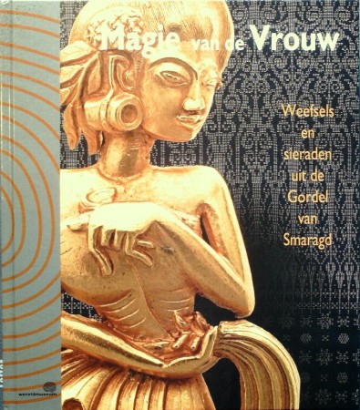 First  cover of 'MAGIE VAN DE VROUW. WEEFSELS EN SIERADEN UIT DE GORDEL VAN SMARAGD.'