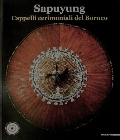 First  cover of 'SAPUYUNG. CAPPELLI CERIMONIALI DEL BORNEO.'