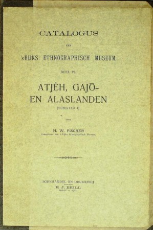 First  cover of 'CATALOGUS VAN HET 'sRIJKS ETHNOGRAPISCH MUSEUM, DEEL VI .ATJÈH, GAJO- EN ALASLANDEN. (SUMATRA I).'