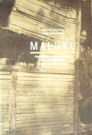 First  cover of 'MALUKU. GEOGRAFIE EN GESCHIEDENIS VAN DE MOLUKKEN SINDS HET KOLONIALISME.'