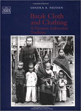 First  cover of 'BATAK CLOTH AND CLOTHING. A DYNAMIC INDONESIAN TRADITION.'