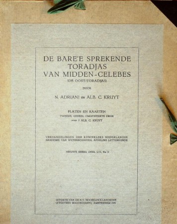 First  cover of 'DE BARE'E SPREKENDE TORADJAS VAN MIDDEN-CELEBES. (DE OOST-TORADJAS). PLATEN EN KAARTEN. TWEEDE GEHEEL OMGEWERKTE DRUK.'