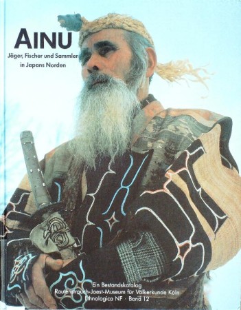 First  cover of 'AINU. J&AumlGER, FISCHER UND SAMMLER IN JAPANS NORDEN. EIN BESTANDSKATALOG DER SAMMLUNG DES RAUTENSTRAUCH-JOEST-MUSEUMS.'