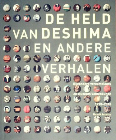 First  cover of 'DE HELD VAN DESHIMA EN ANDERE VERHALEN. BIJZONDERE VERZAMELAARS EN MUSEUM VOLKENKUNDE.'