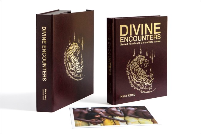 First  cover of 'DIVINE ENCOUNTERS. SACRED RITUALS AND CEREMONIES IN ASIA.LIMITED EDITION.'