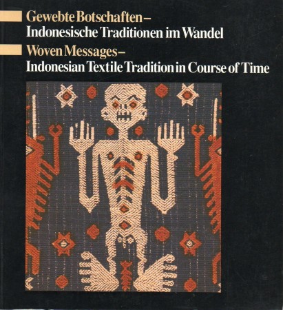First  cover of 'GEWEBTE BOTSCHAFTEN, INDONESISCHE TRADITIONEN IM WANDEL/WOVEN MESSAGE, INDONESIAN TEXTILE TRADITION IN COURSE OF TIME.'