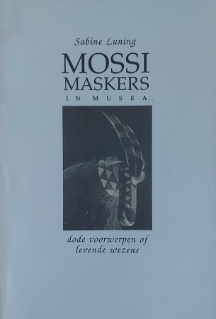 First  cover of 'MOSSI MASKERS IN MUSEA. DODE VOORWERPEN OF LEVENDE WEZENS.'
