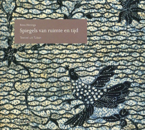 First  cover of 'SPIEGELS VAN RUIMTE EN TIJD. TEXTIEL UIT TUBAN.'