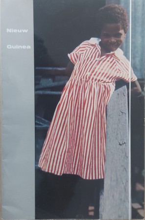 First  cover of 'NIEUW GUINEA. FOTOBOEK VAN LAND EN VOLK.'
