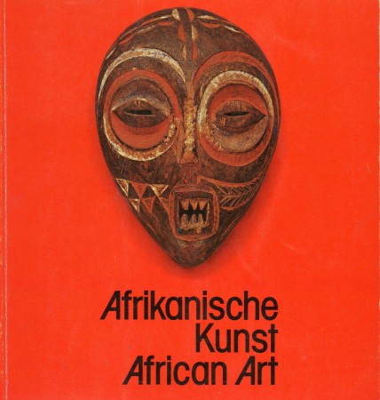First  cover of 'AFRIKANISCHE KUNST, EINE AUSTELLUNG DER STADTSPARKASSE MÜNCHEN/ AFRICAN ART, AN EXHIBITION OF THE STADTSPARKASSE MÜNCHEN.'