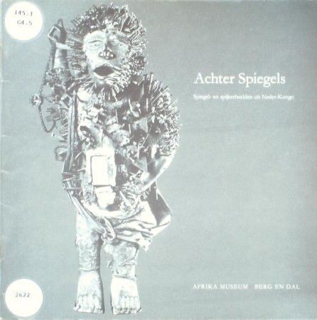 First  cover of 'ACHTER SPIEGELS. SPIEGEL-EN SPIJKERBEELDEN UIT NEDER-KONGO.'