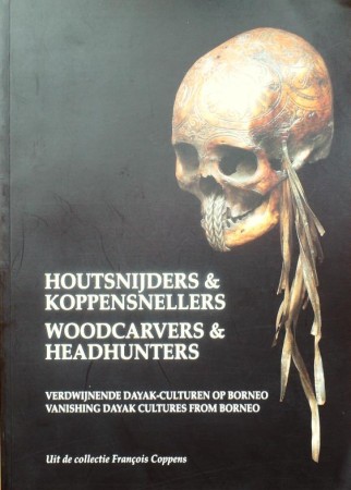 First  cover of 'HOUTSNIJDERS & KOPPENSNELLERS, VERDWIJNENDE DAYAK-CULTUREN OP BORNEO. UIT DE COLLECTIE FRAN&Ccedil;OIS COPPENS.'