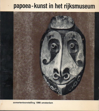 First  cover of 'PAPOEA-KUNST IN HET RIJKSMUSEUM/PAPUAN ART IN THE RIJKSMUSEUM.'