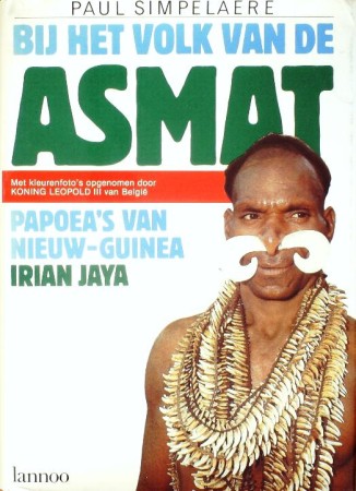First  cover of 'BIJ HET VOLK VAN DE ASMAT. PAPOEA'S VAN NIEUW-GUINEA (IRIAN JAYA) SCHETSEN-VERGELIJKINGEN-HERINNERINGEN.'