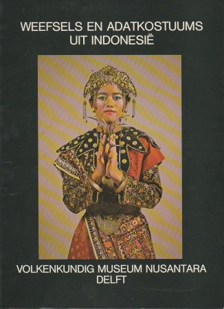 First  cover of 'WEEFSELS EN ADATKOSTUUMS UIT INDONESIE.'